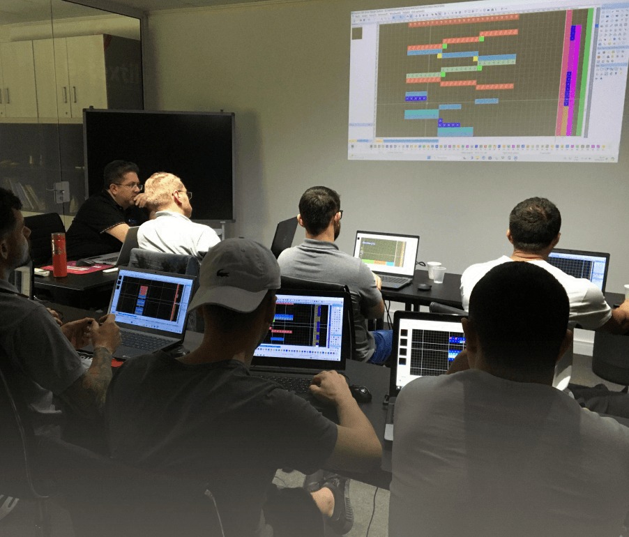 Turma da Allmac Academy em aula técnica