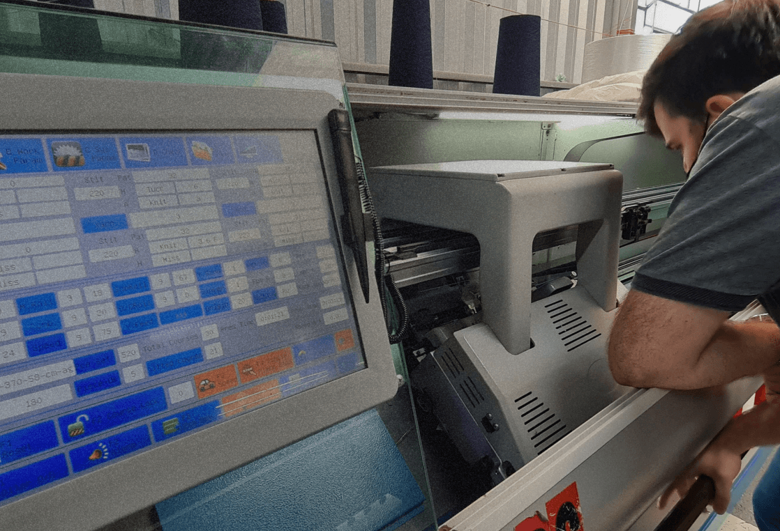 Treinamento prático em máquina retilínea