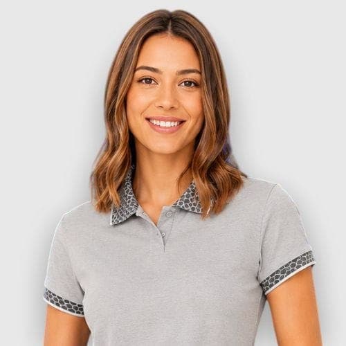 Polo feminina com gola estampada
